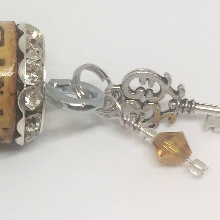 Llavero con diseño de diamantes de imitación para venta al por mayor de The Wine Steward LLC