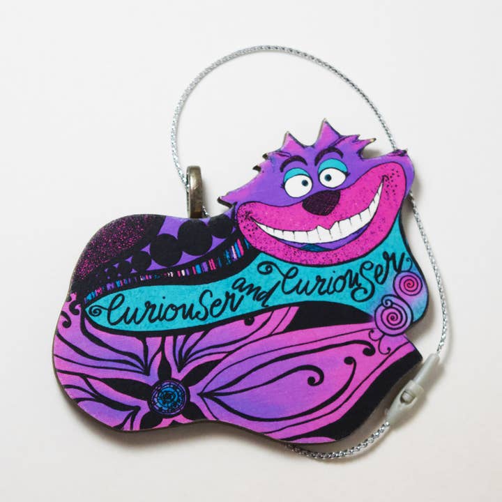 Katekreates – Großhandel Verzierung – Schmuckstück Cheshire-Katze, Alice's Wonderland, Curiouser Cat0