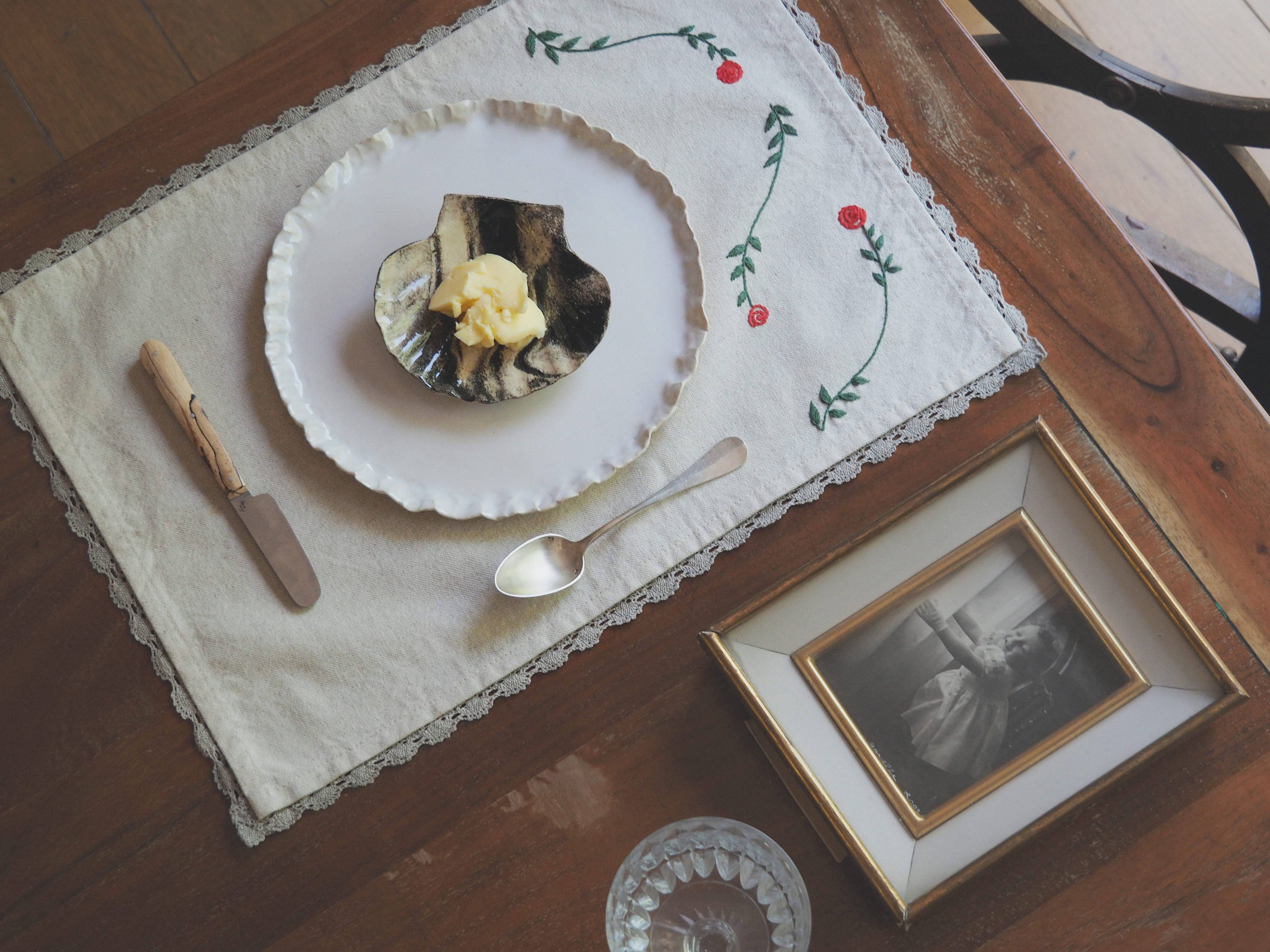 À bientôt – wholesale Placemat – Hand-Embroidered Rose Placemat with Linen Lace4