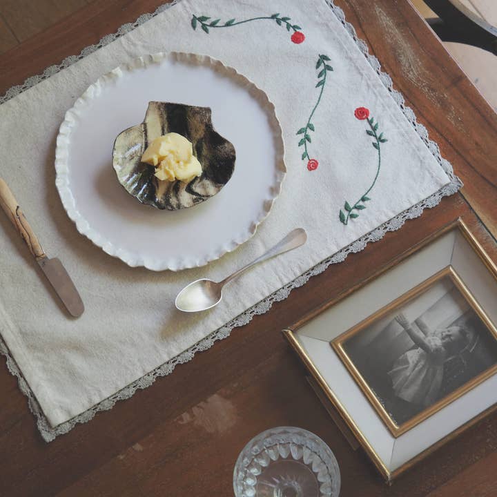 À bientôt – wholesale Placemat – Hand-Embroidered Rose Placemat with Linen Lace4