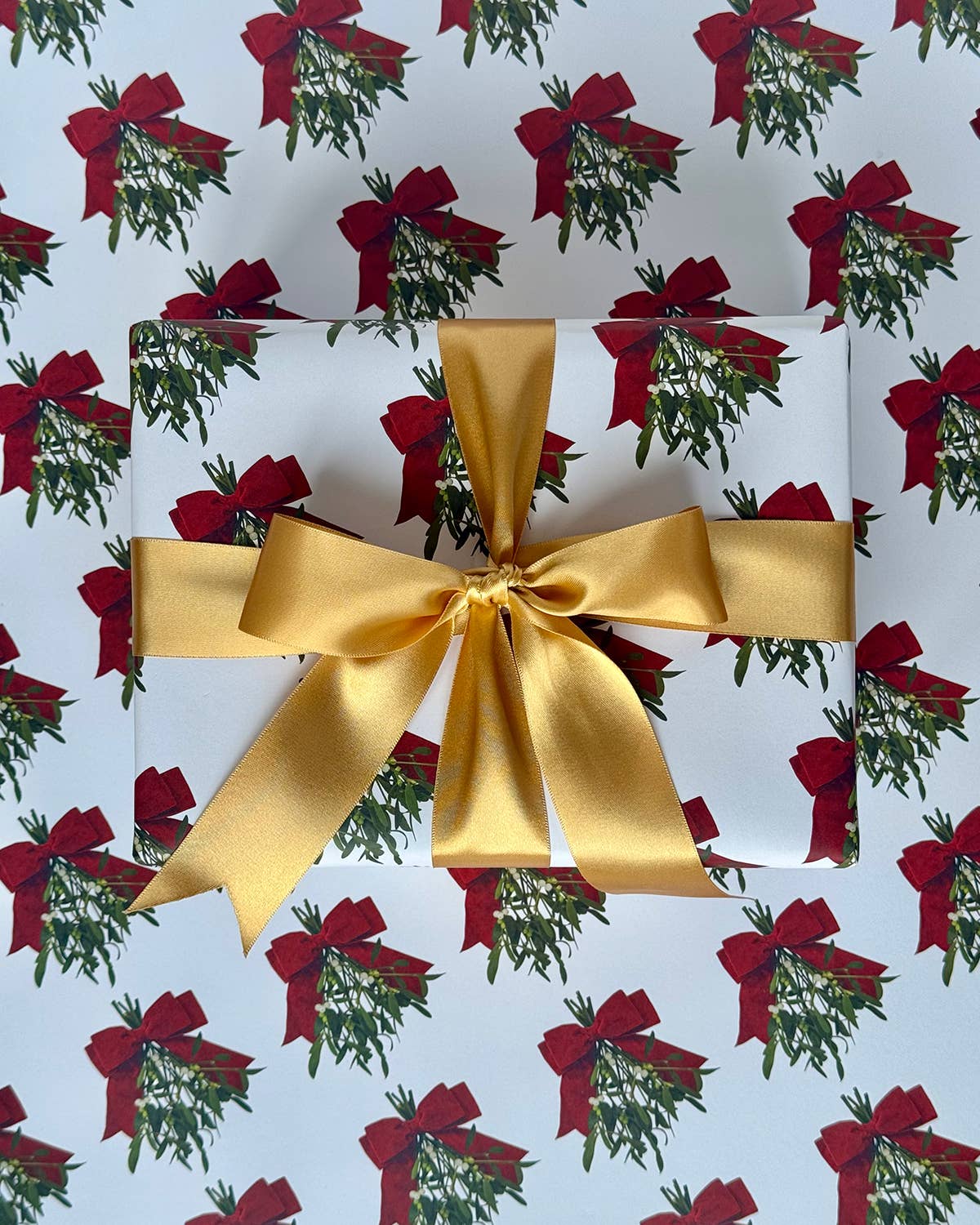 Canonbury Press - Wholesale Wrapping Paper Roll - Mistletoe & Bow Wrapping Paper