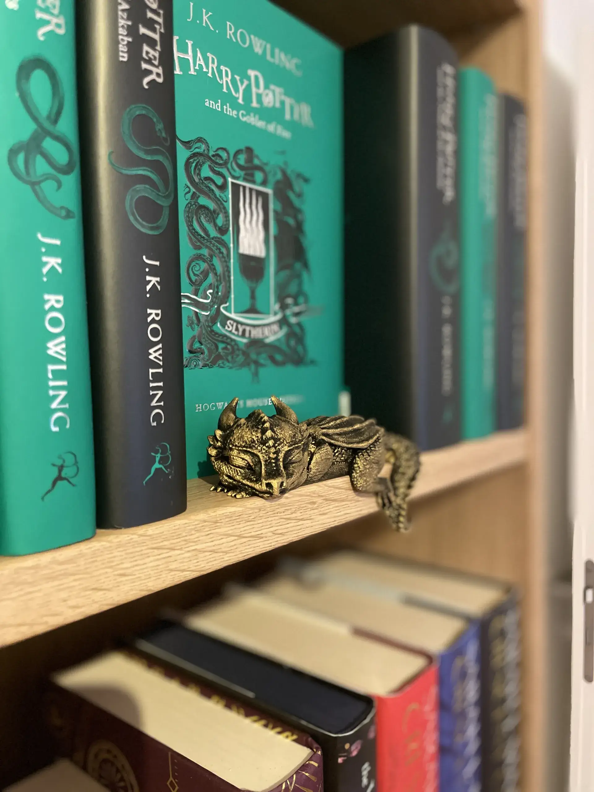 Modern Wood Cases – Engroshandel Pyntefigur – 3D-printet sovende babydrage - bogniche og hyldedekoration3