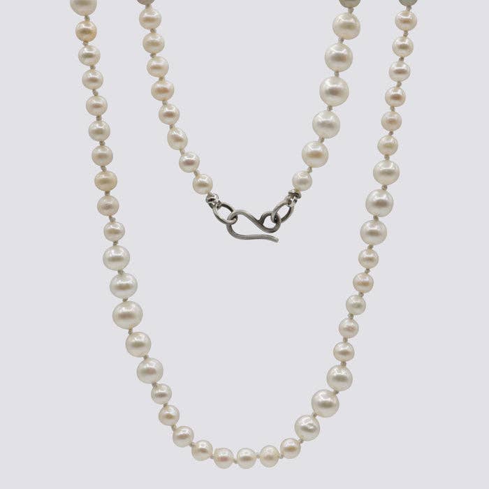 Collier de perles blanches nouées de tailles variées - KNTPRL-1 pour la vente par Jane Diaz NY