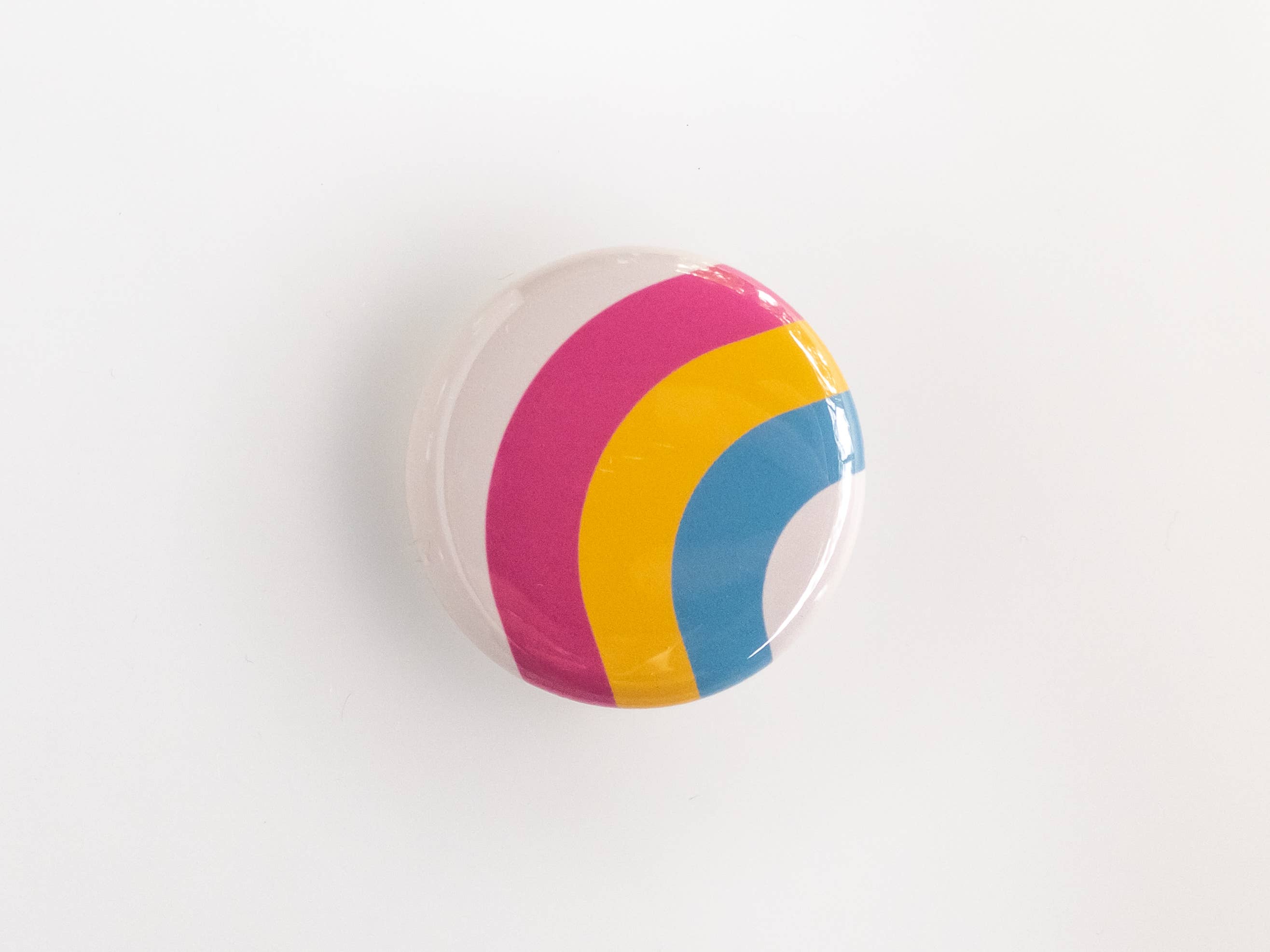 ROBNKO - Wholesale Lapel Pin/Button - Retro Pride Rainbow Buttons10