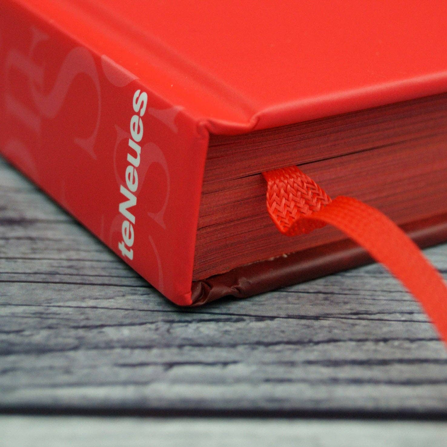 gestalten & teNeues - Wholesale Display Book - The Red Book8