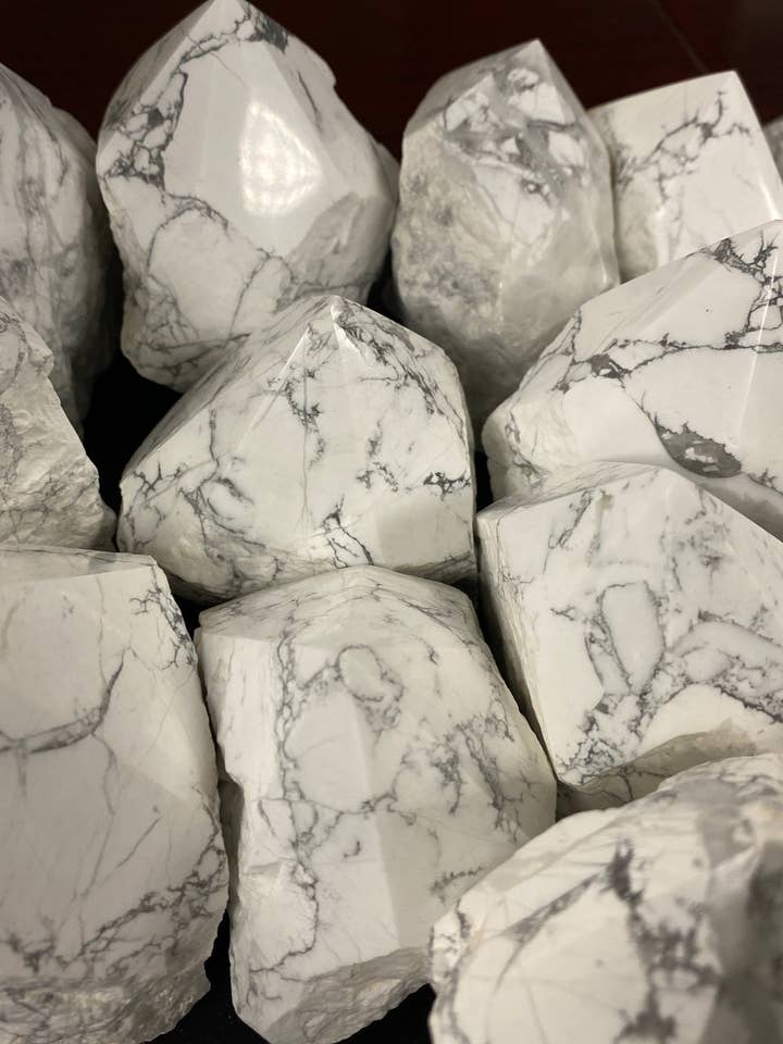 Points de coupe grossiers polis Howlite Top pour la vente par Moonbeam Healing