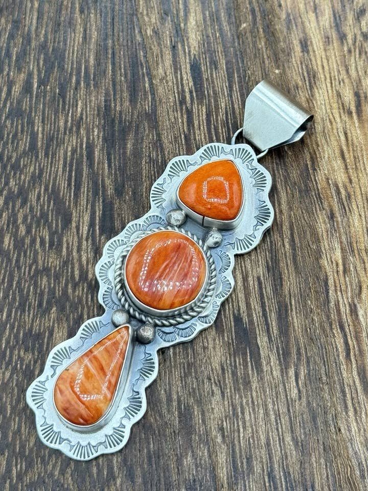 Navajo handgjord hängsmycke i sterlingsilver med stämplad spiny oyster-snäcka för wholesale av Native City Jewelry