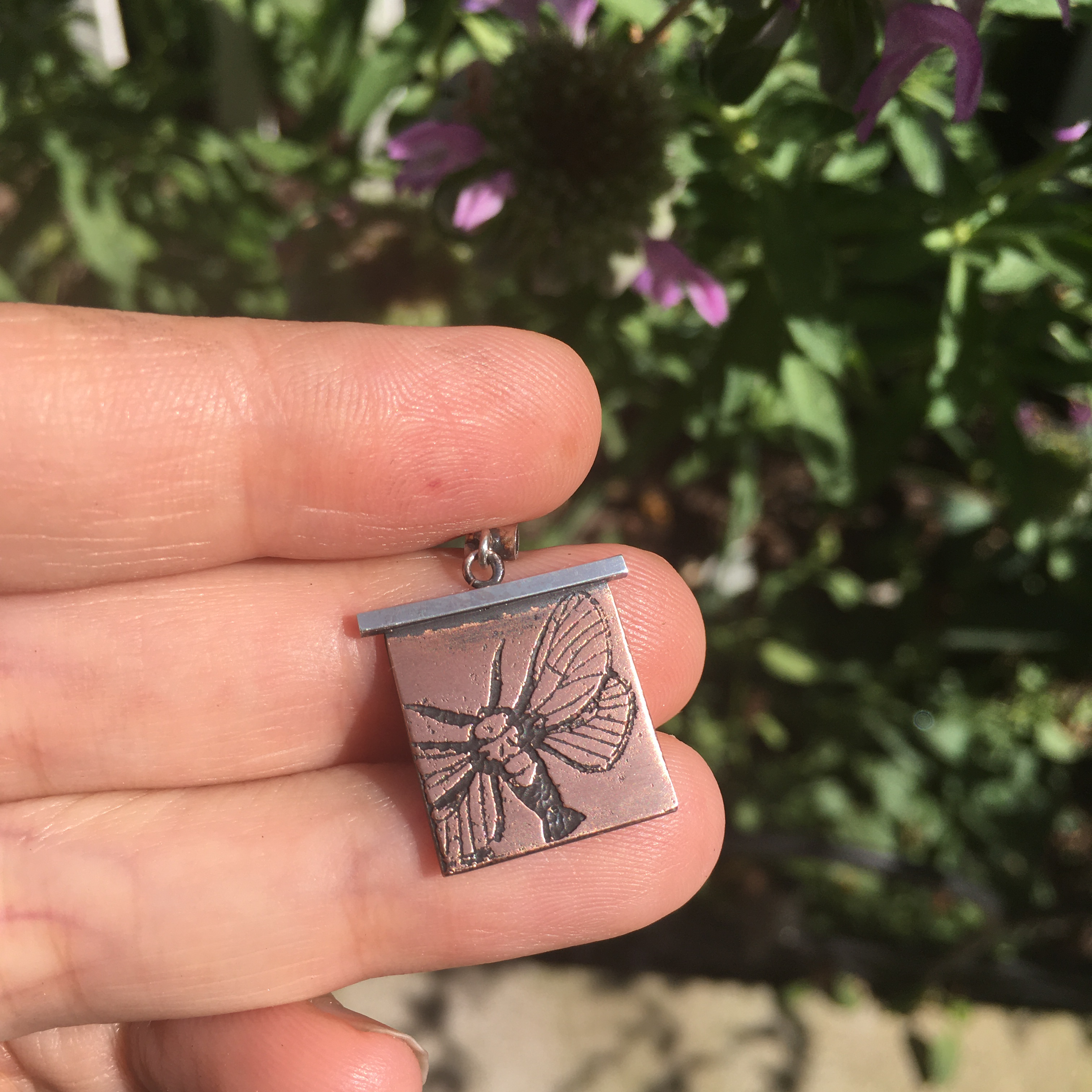 Metal Cloth & Wood - Vente Colliers à pendentif - Collier d'insectes papillon de nuit fait main en argent sterling et cuivre6