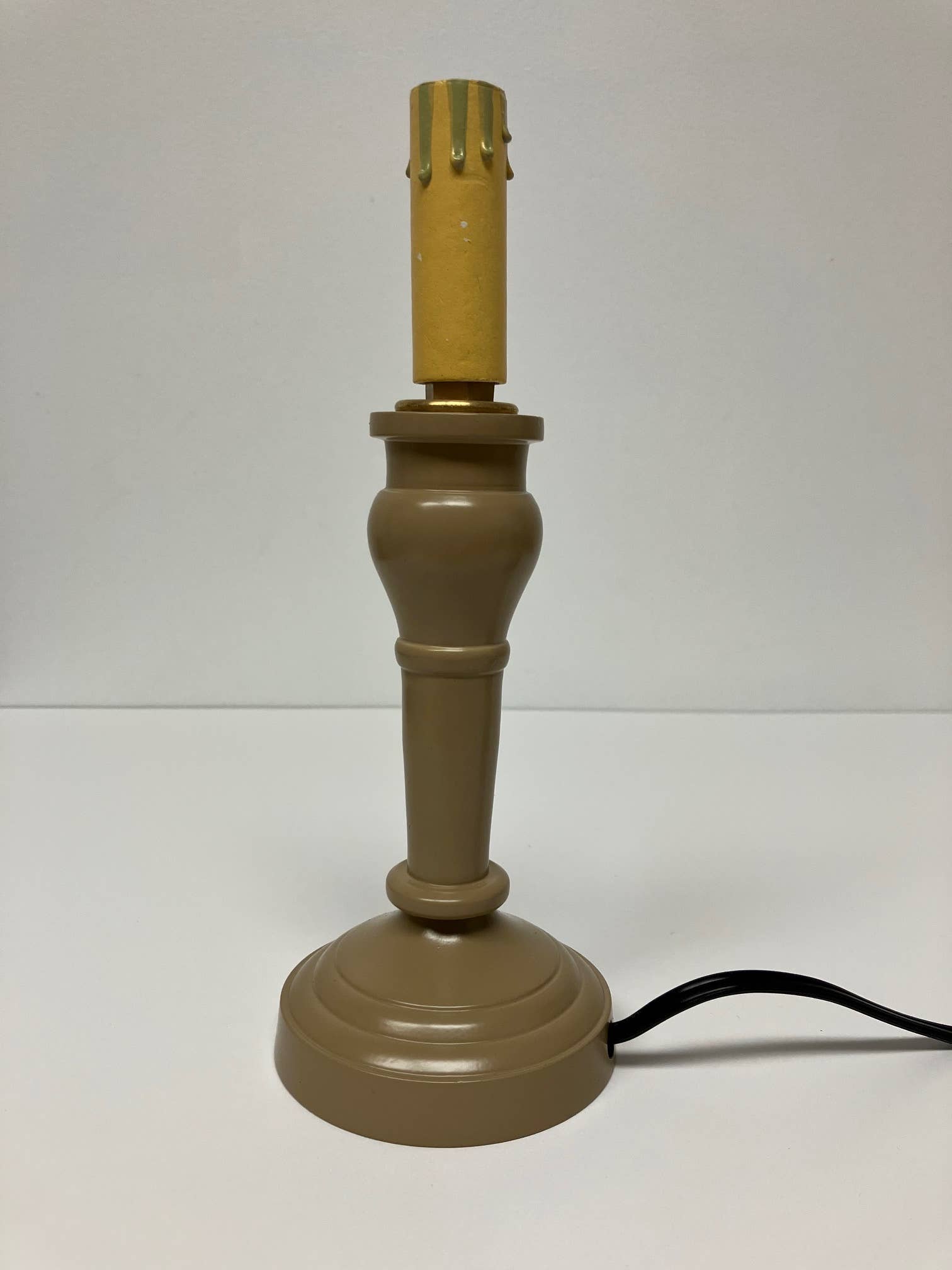 Home Collections by Raghu – wholesale Accent-/skrivbordslampa – Wellington Spindel Metal Accent Lampa1