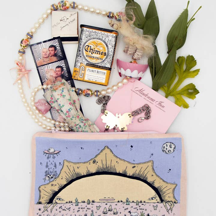 Diseño de tela ilustrado con arte de vaqueros del desierto del sudoeste. Bolsa cosida a mano con cremallera. Monedero. Neceser cosmético. Estuche para lápices para venta al por mayor de Danielle Arden O’Malley Art