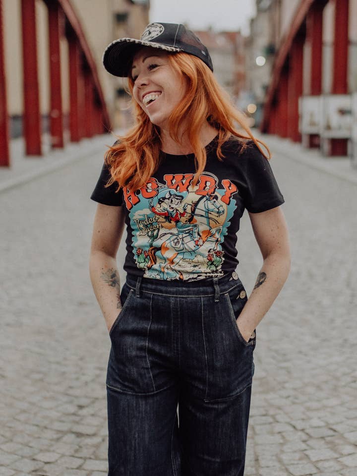 black Howdy T-shirt for wholesale on Faire0