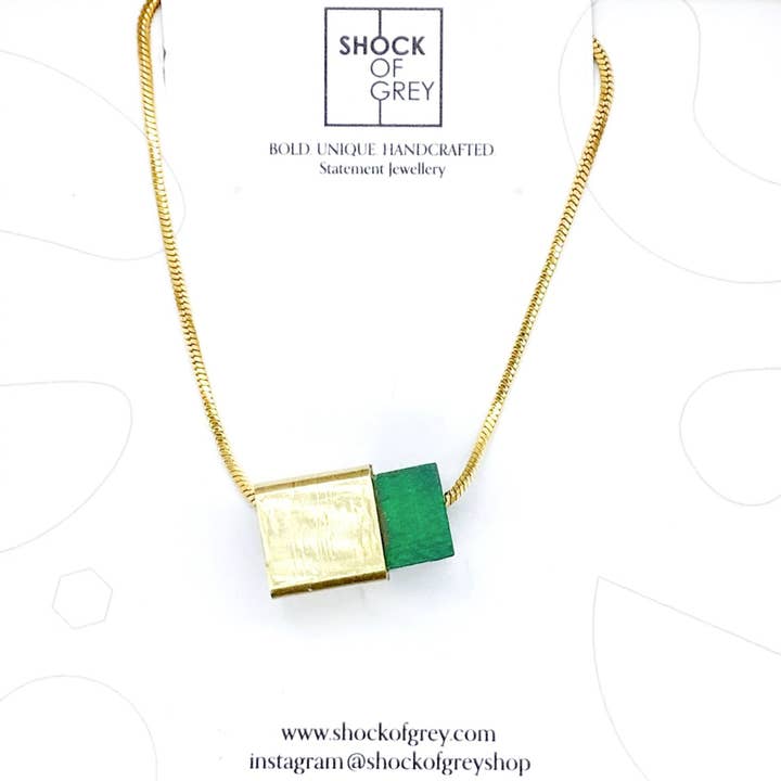 Collier Box Cube en émeraude et laiton pour la vente par Shock of Grey