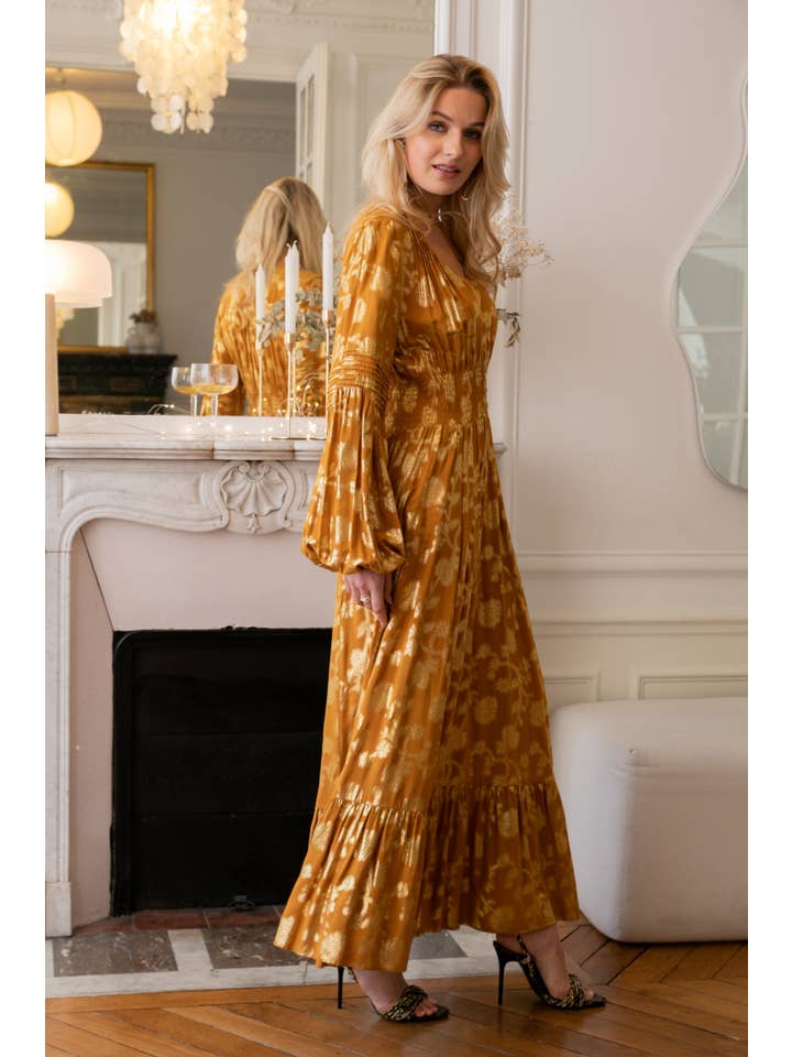 Kamel Locker geschnittenes langes Kleid mit Rüschen, Golddruck. für den Großhandel auf Faire4