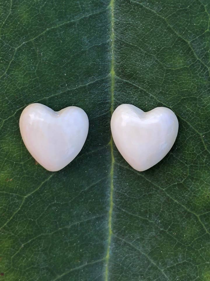 Kleine Puffherzohrringe für den Großhandel von Ivory Jacks