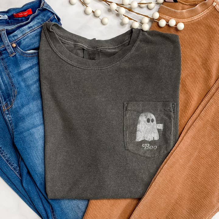 Ghost Boo Thumb Halloween T-shirt met zak, witte opdruk voor wholesale door Refinery Number One LLC