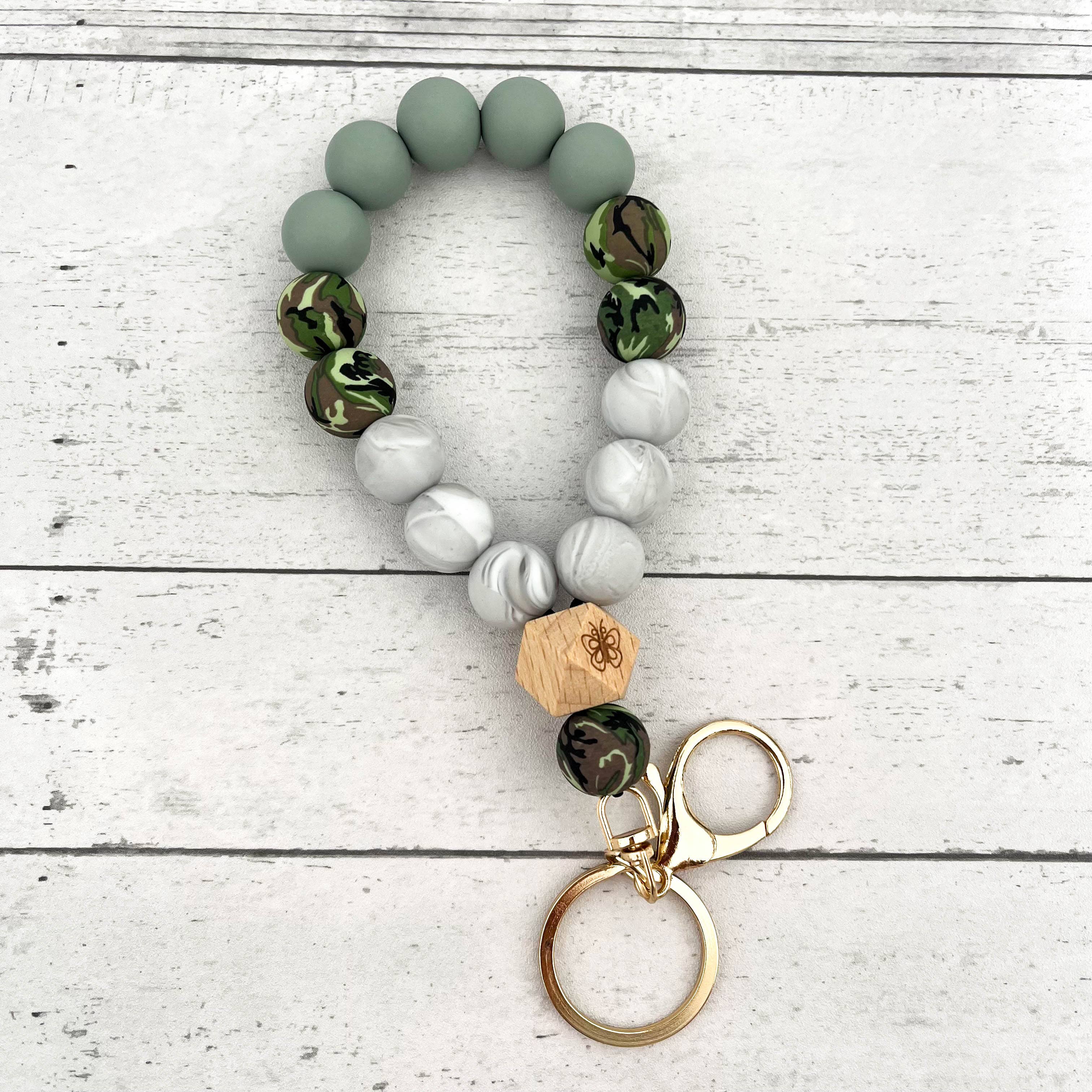 SoapElenGlen - Venta al por mayor Pulseras llavero - Pulsera de llavero con cuentas de silicona de camuflaje y dije0