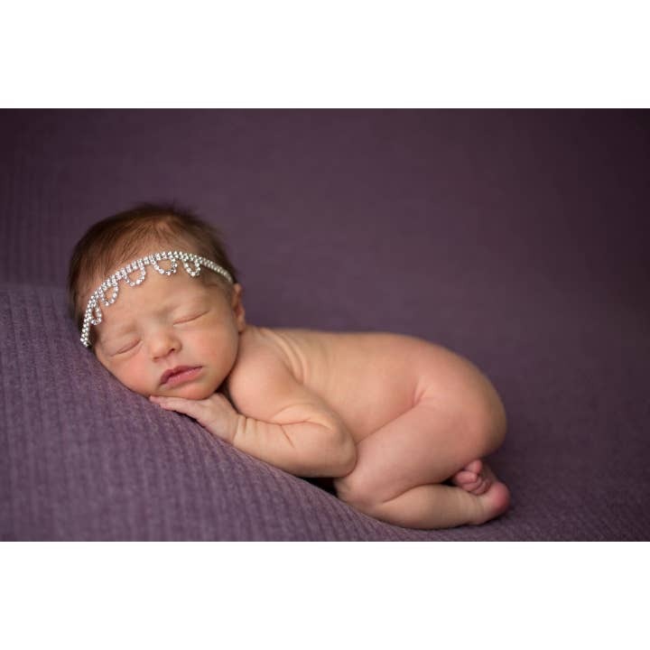 Tieback. Wird in einer Organza-Andenken-Tasche mit Perlenherz geliefert. für den Großhandel von The Daisy Baby LLC