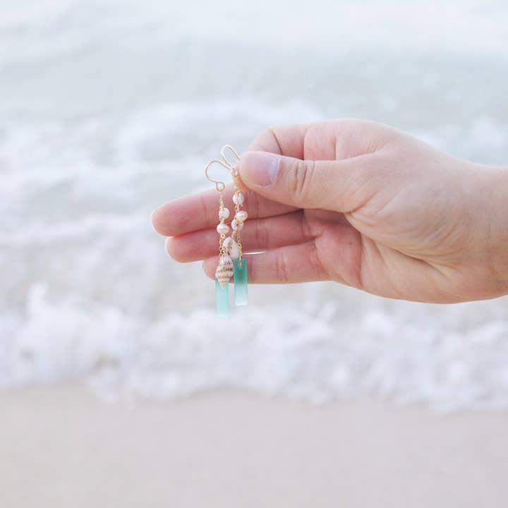 Brincos pendentes de vidro fosco e concha por atacado de Salty But Sweet