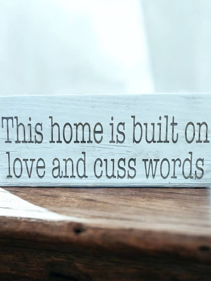 Esta Casa é Construída em... Placa de Prateleira por atacado de Three Busy Bees Creations