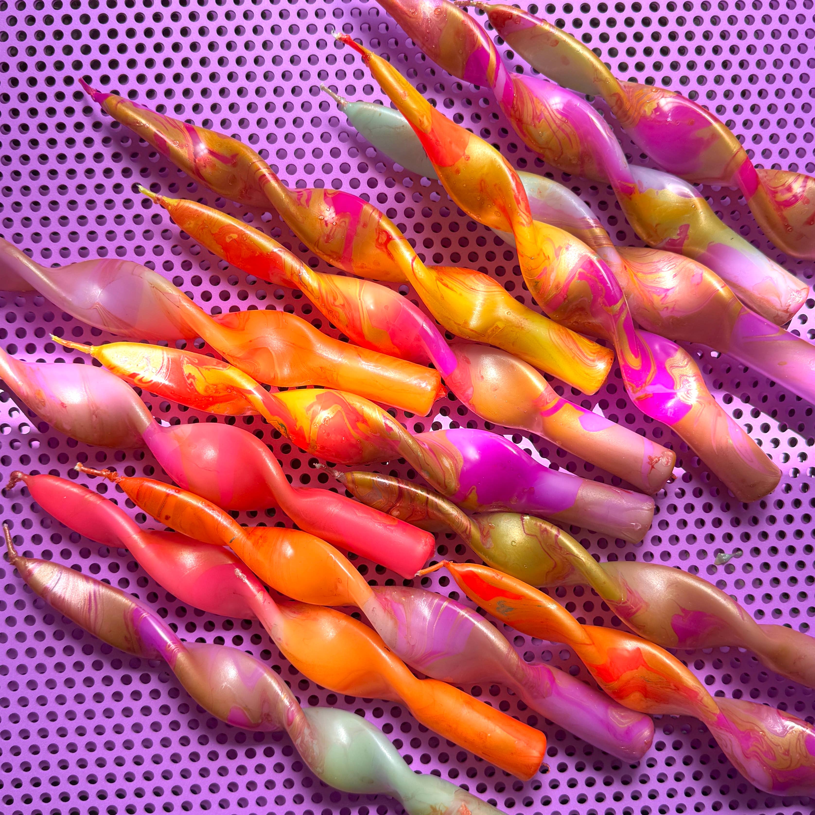 Pink Stories - Venta al por mayor Velas cónicas/candeleros - Vela de cena retorcida con marmoleado teñido a mano Dip Dye Marble * Juicy Hurricane4