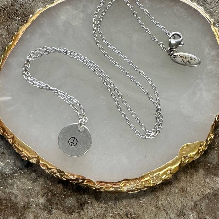 Halskette „Peace Sign Tiny Disc“, handgestempelt für den Großhandel von Seize The Night Designs