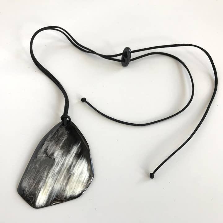 Pendentif plaque en corne irrégulière pour la vente par Belart Fair Trade