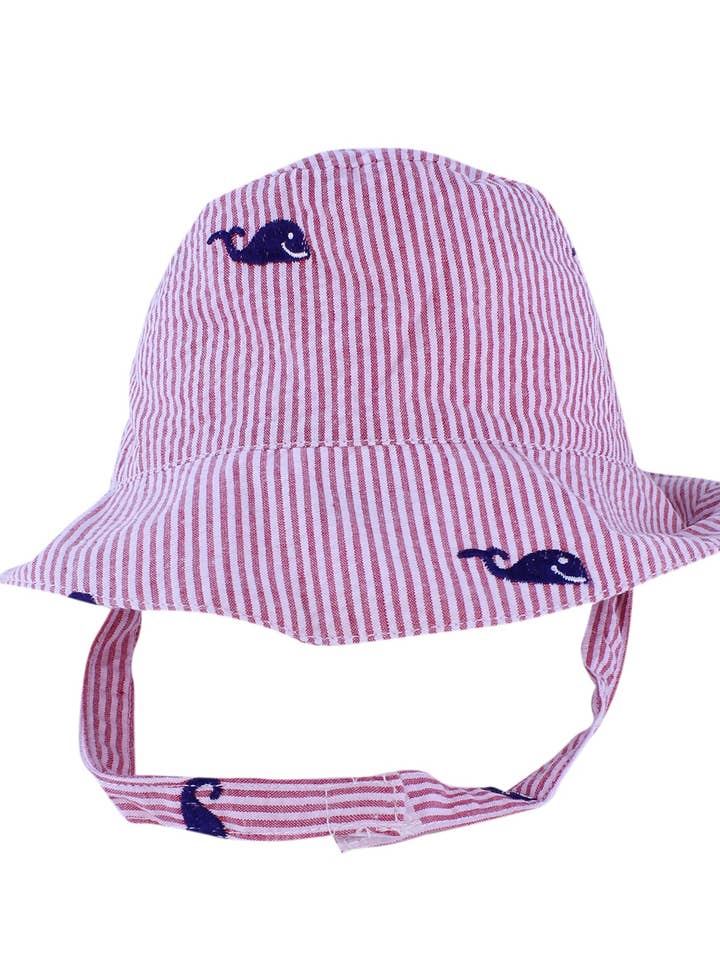 Rød Seersucker med Navy Broderet Hval Baby Bucket Hat for engroshandel hos Piping Prints