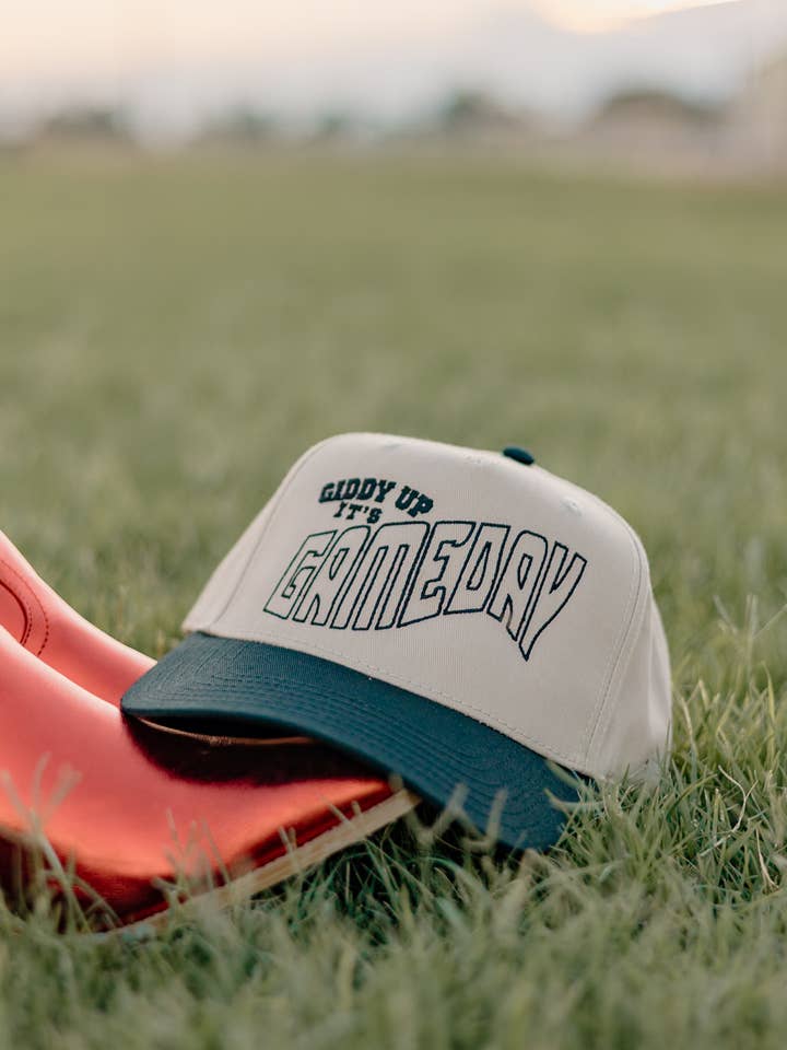 Giddy Up, het is GAMEDAY! voor wholesale door Worthy Hat Co.