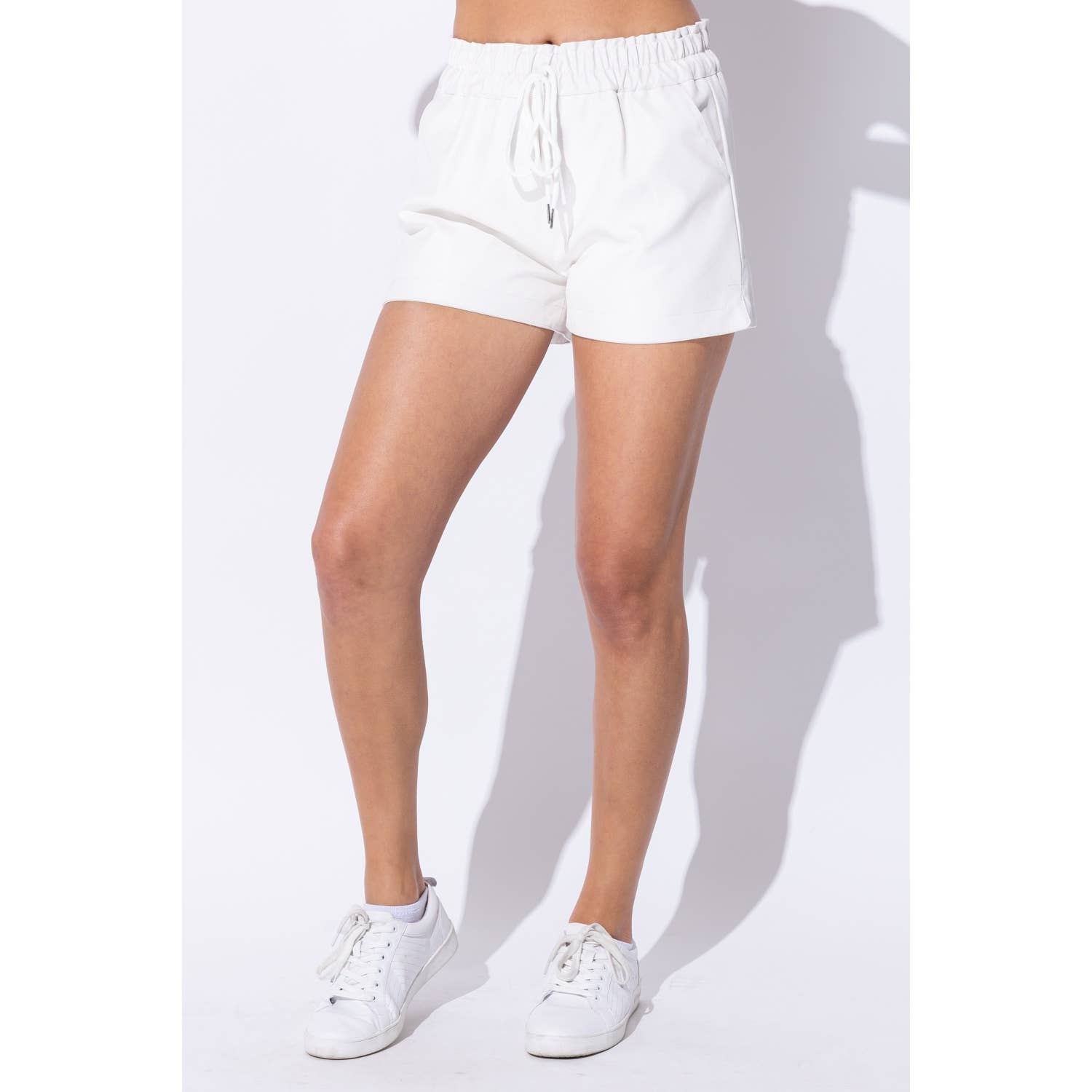 Sweet Generis – wholesale Shorts – Dam – LÄDER SHORTS MED FICKOR ELASTISKA OCH DRAGSKO9