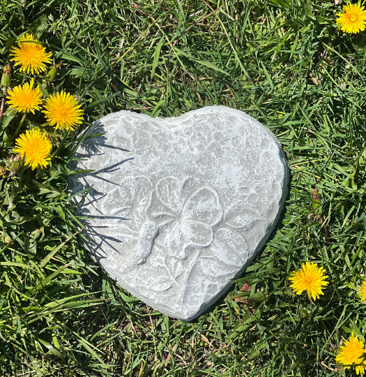 Backyard Stone Art – Großhandel Trittstein – Trittstein mit Kolibri-Herz, 20,3 x 1,9 cm, Gartenstein2