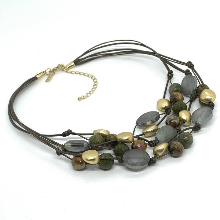 Collier torsade en or mat avec cristal olive et serpentine pour la vente par Deborah Grivas Designs