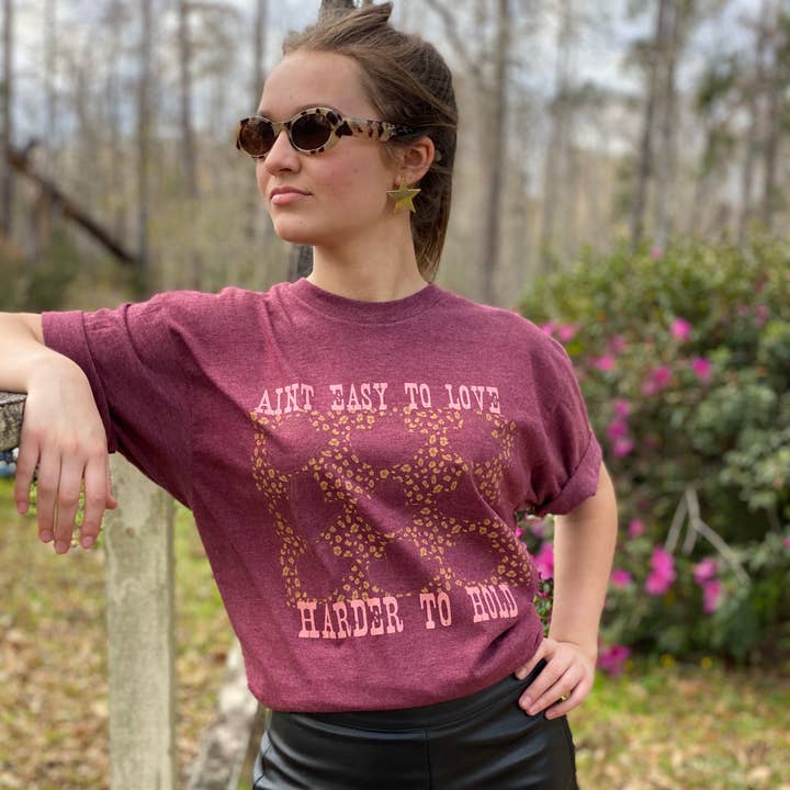 Cowboys är inte lätt att älska Western Graphic Tee för wholesale av Pink House On River Road