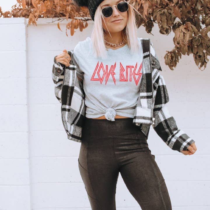 Maglietta con grafica San Valentino Love Bites per la vendita all'ingrosso da parte di Londas Trendy Tees