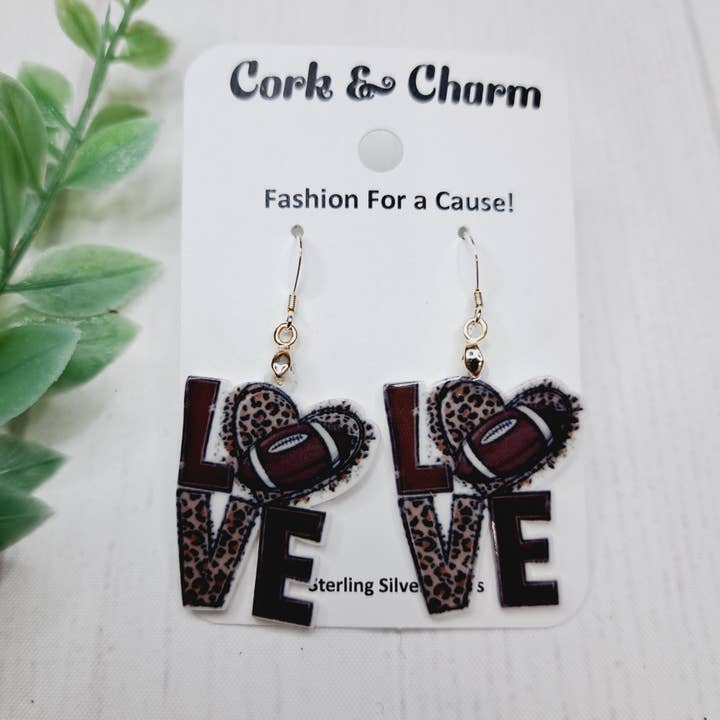 Orecchini in argento sterling acrilico a forma di cuore con stampa leopardata e pallone da calcio. per la vendita all'ingrosso da parte di Cork and Charm