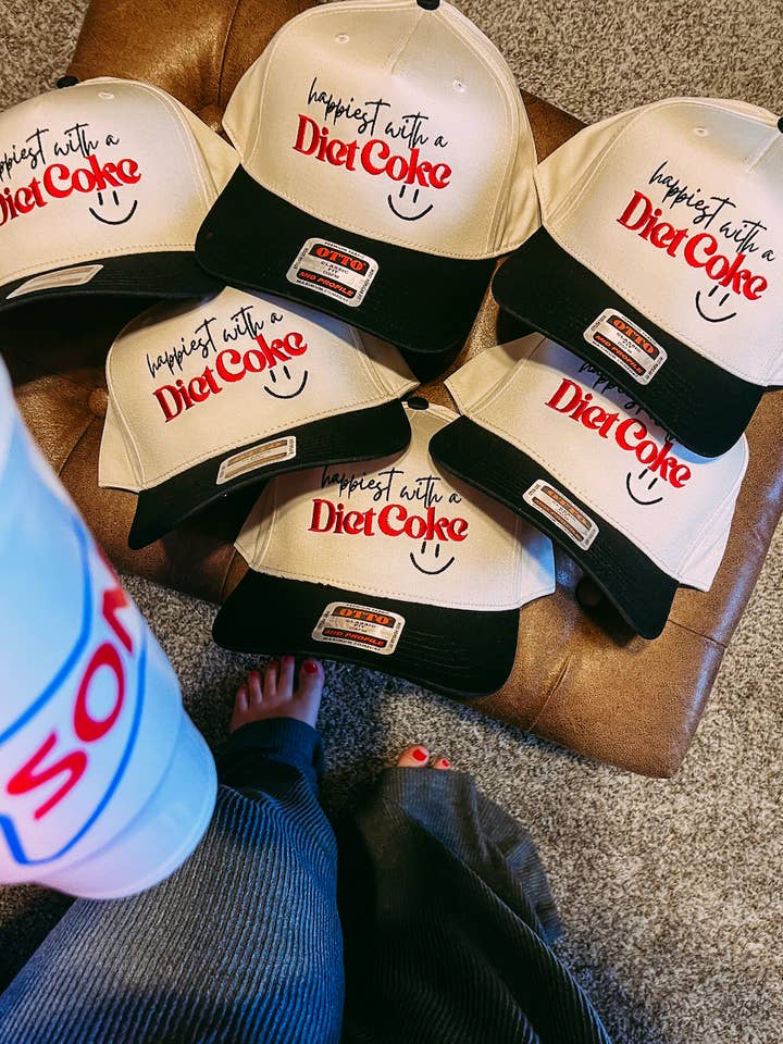 le plus heureux avec une casquette de camionneur Diet Coke pour la vente par Banks & Co.