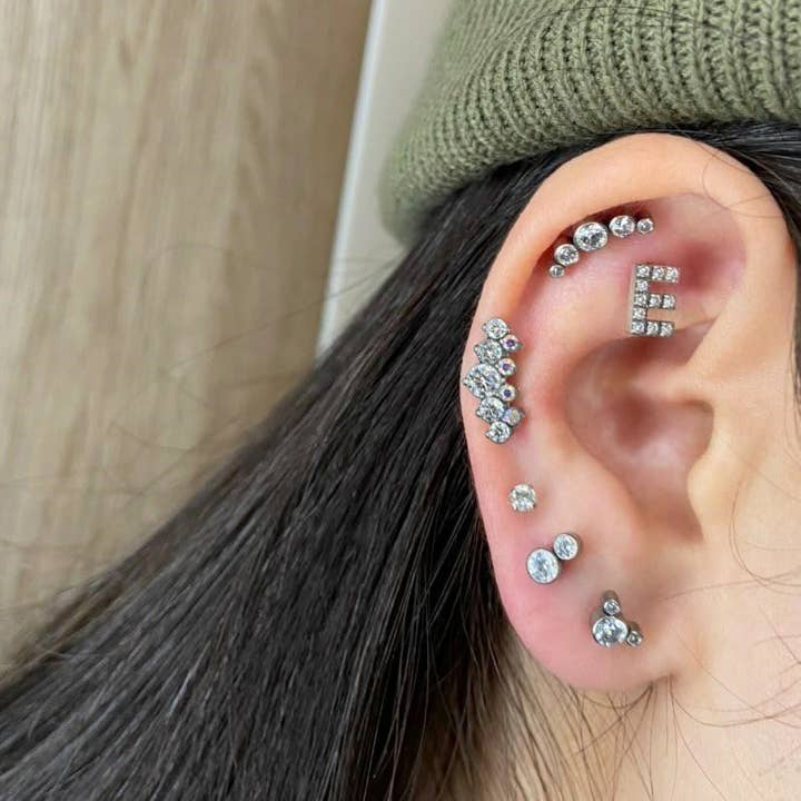 Schmuckgroßhandel – wholesale Enkelt örhänge – Brev | kirurgiskt stål piercing