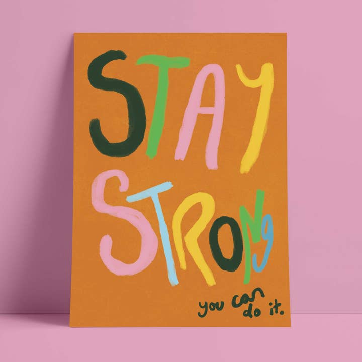 Stay Strong Kunsttryk - Brun, Flerfarvet Kunsttryk for engroshandel hos Orla and the Gang