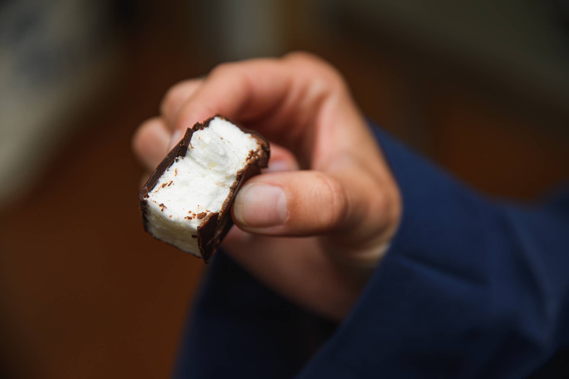 Royale Normande Chocolaterie – wholesale Chokladtäckta godisar – Hemgjorda marshmallows täckta med mjölkchoklad, 100 g påse9