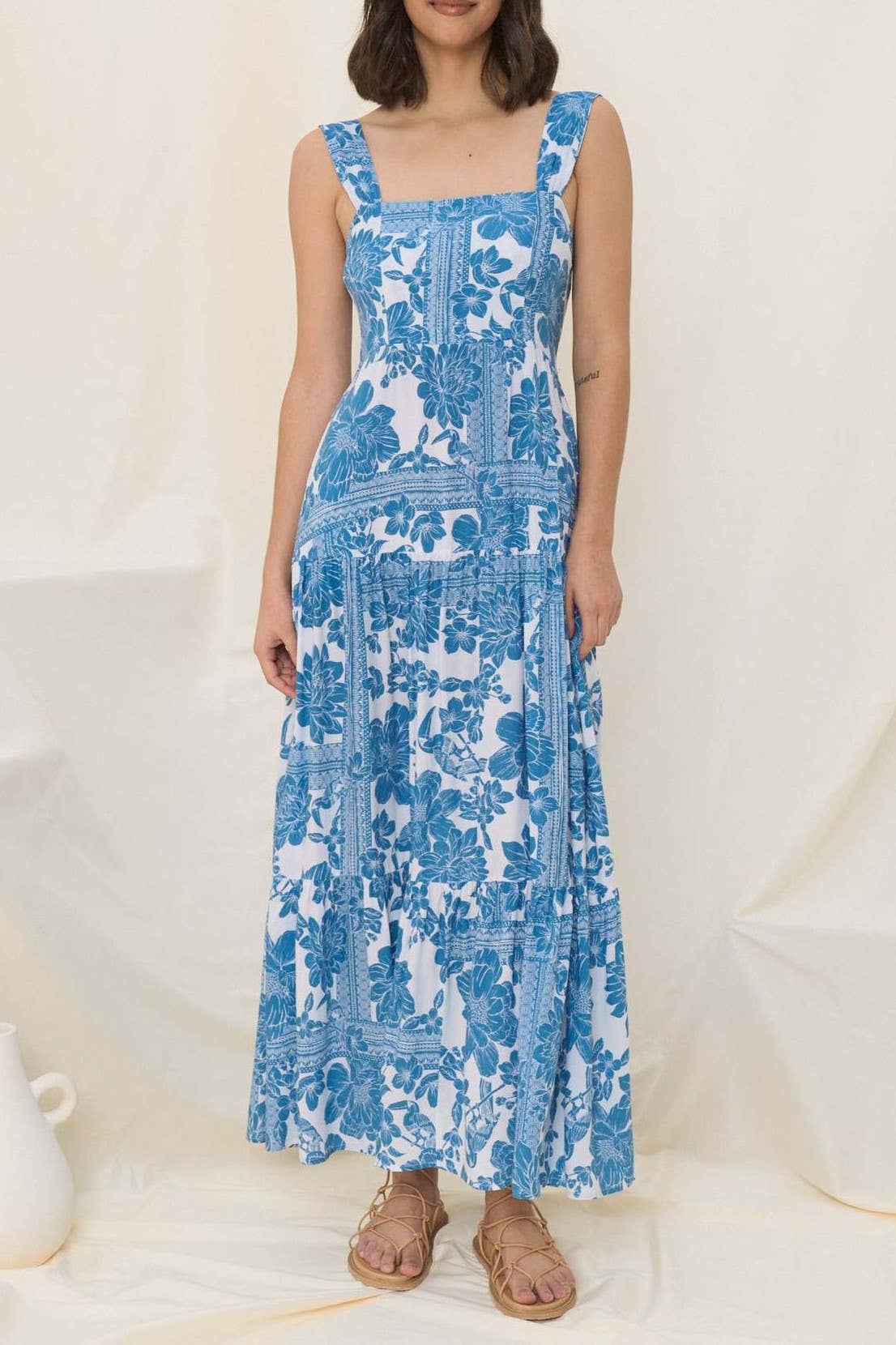 Rosa Clothing - Vente Robe – femme - Robe midi évasée à volants florale bleu bohème avec nœud à l'arrière3