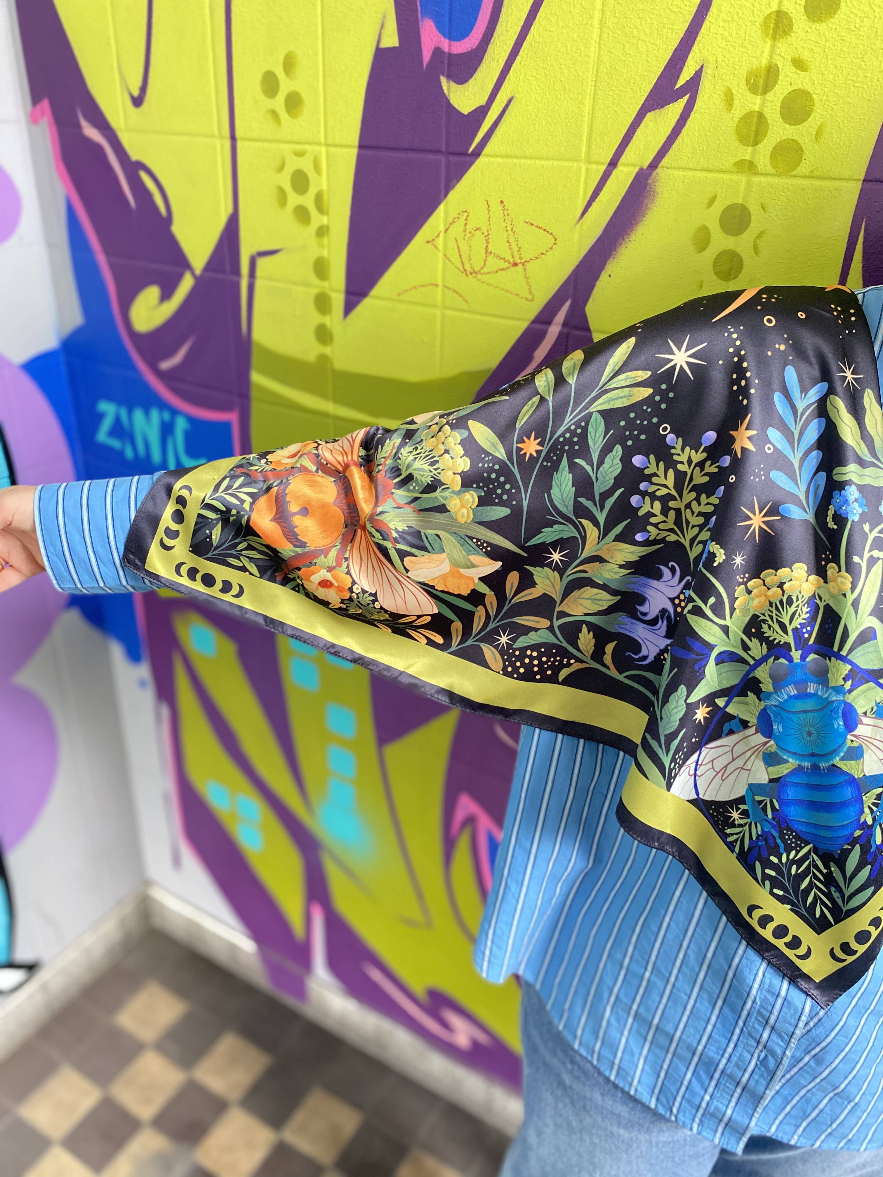 Split Moon Studios – Engroshandel Tørklæde - Dame – Tørklæde med bi-koloni mønster3