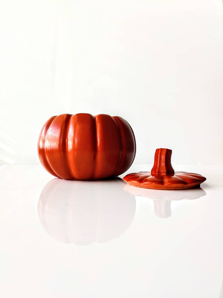Citrouille en terre cuite pour la vente par Roze & Lin Candle Co.