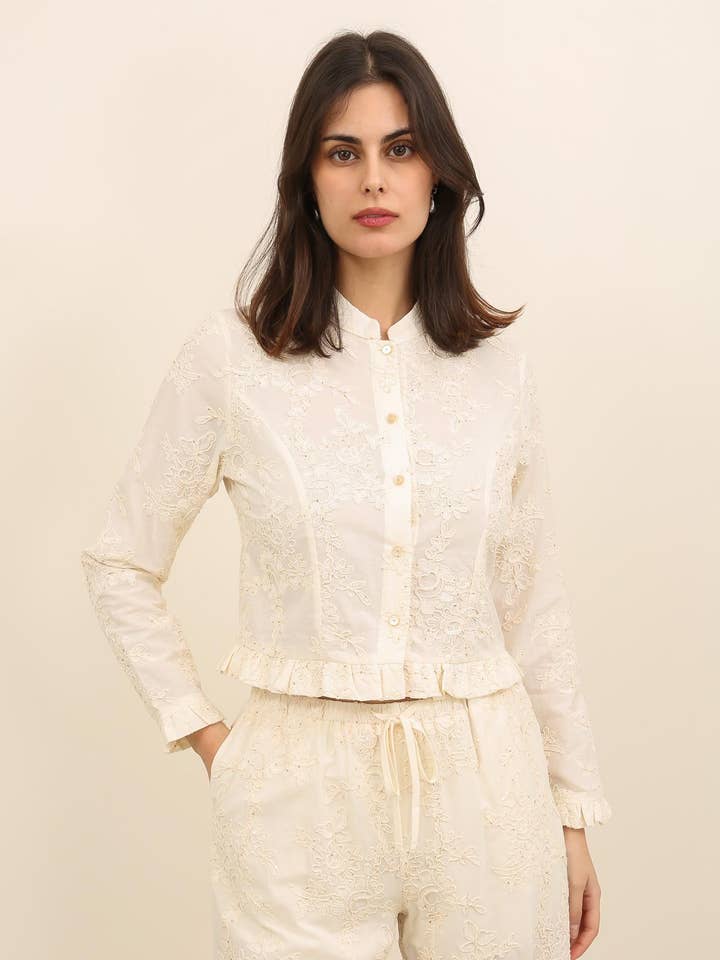 Blus i broderie anglaise med mao-krage och volangkant nedtill - 32163 för wholesale av Daphnea