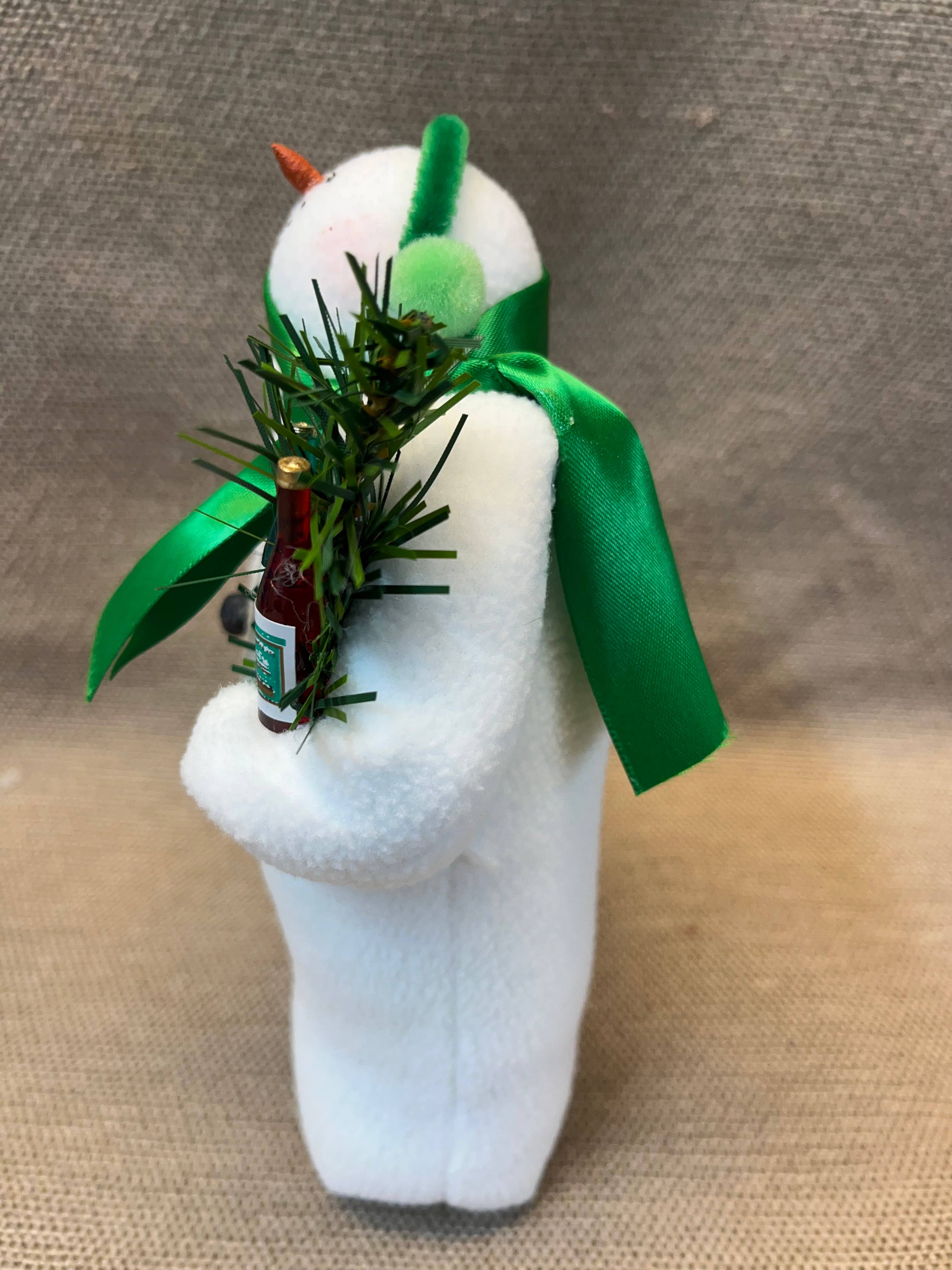 Sandy Pants Snowmen - Venta al por mayor Decoración navideña - Muñeco de nieve relleno de forro polar, pantalones de arena, orejeras, vino2