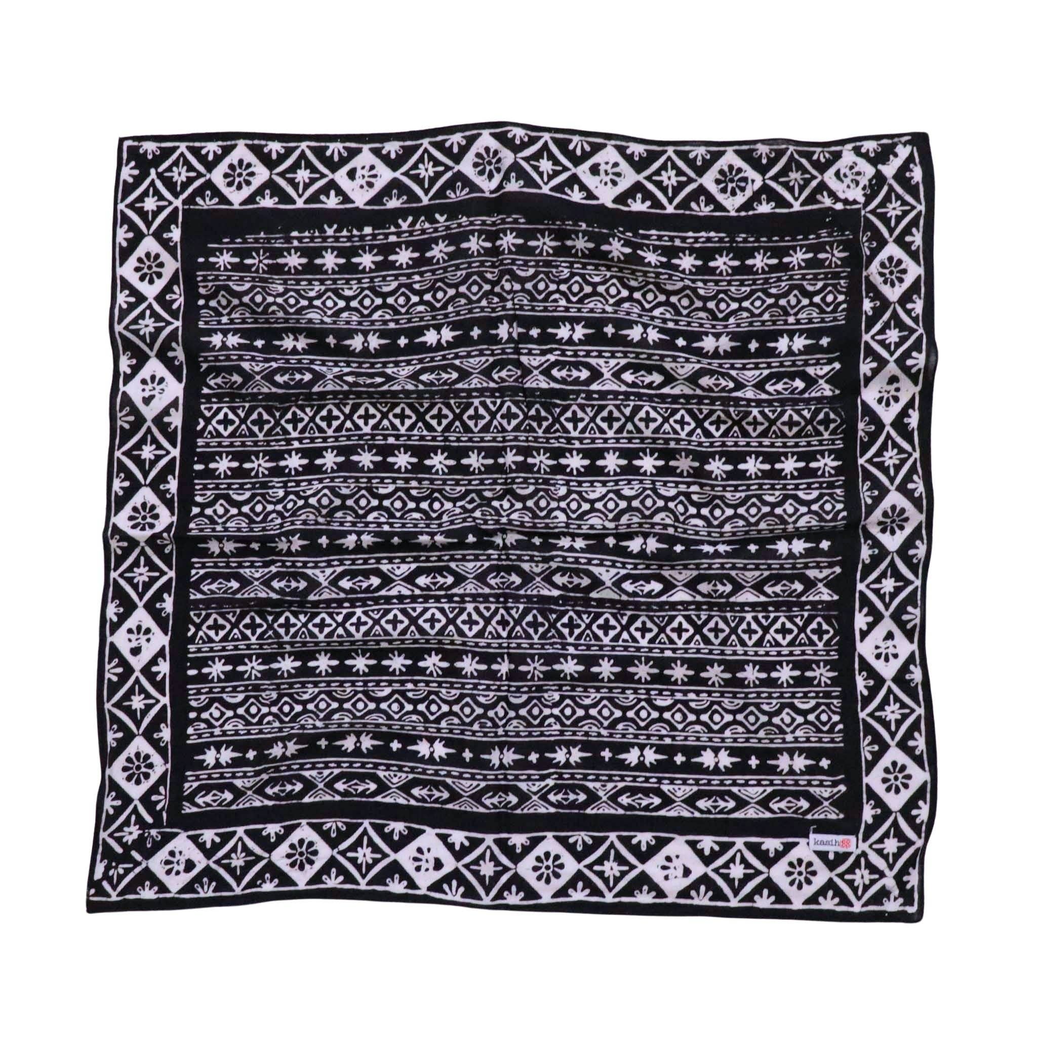 Kasih Co-op – Engroshandel Bandana - Dame – Håndfarvet Batik Bandana, 100% Bomuld, Sort Hvid Geometrisk, Håndstemplet4