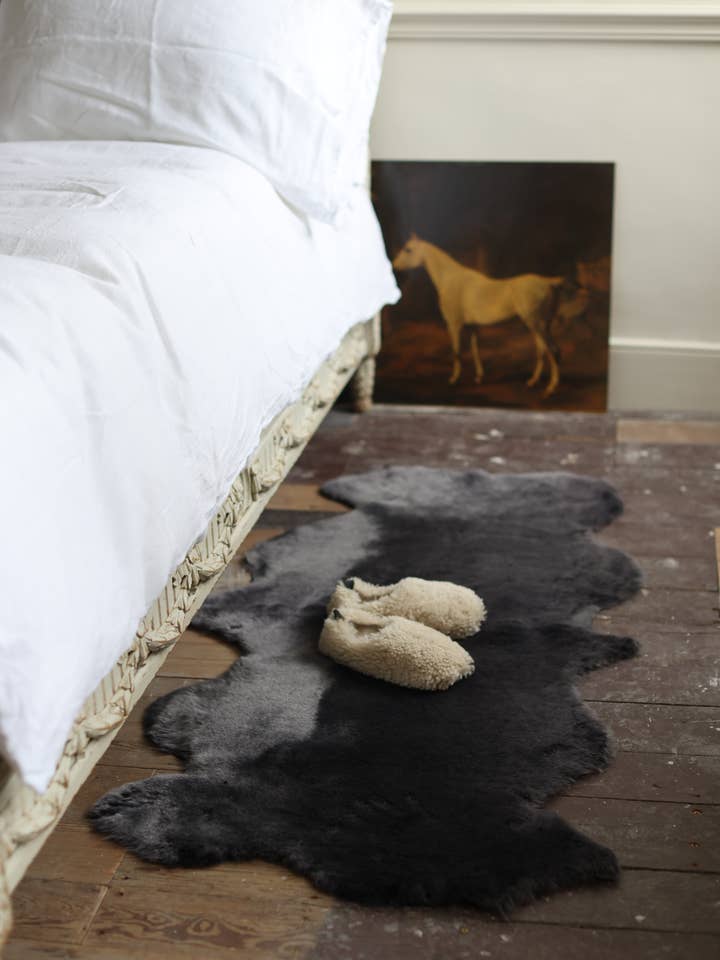 Dubbel fårskinn sängpläde | Grafitogrå matta | Grå pläd för wholesale av Owen Barry Ltd