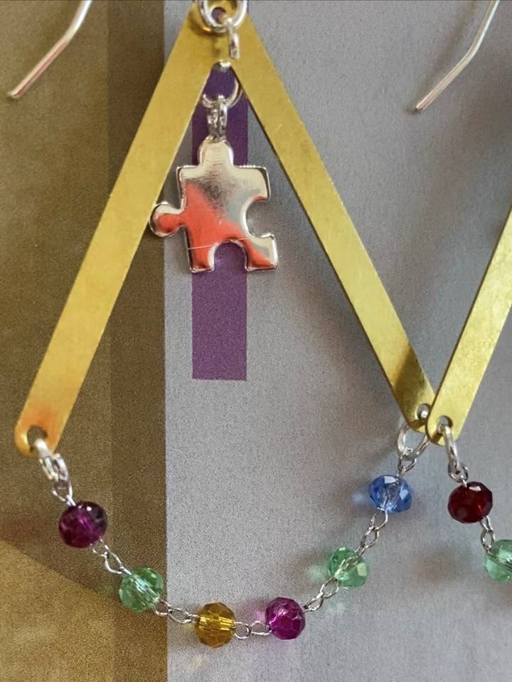 Boucles d'oreilles en forme de A à cadre en A pour puzzle pour la vente par Earth & Sparkle