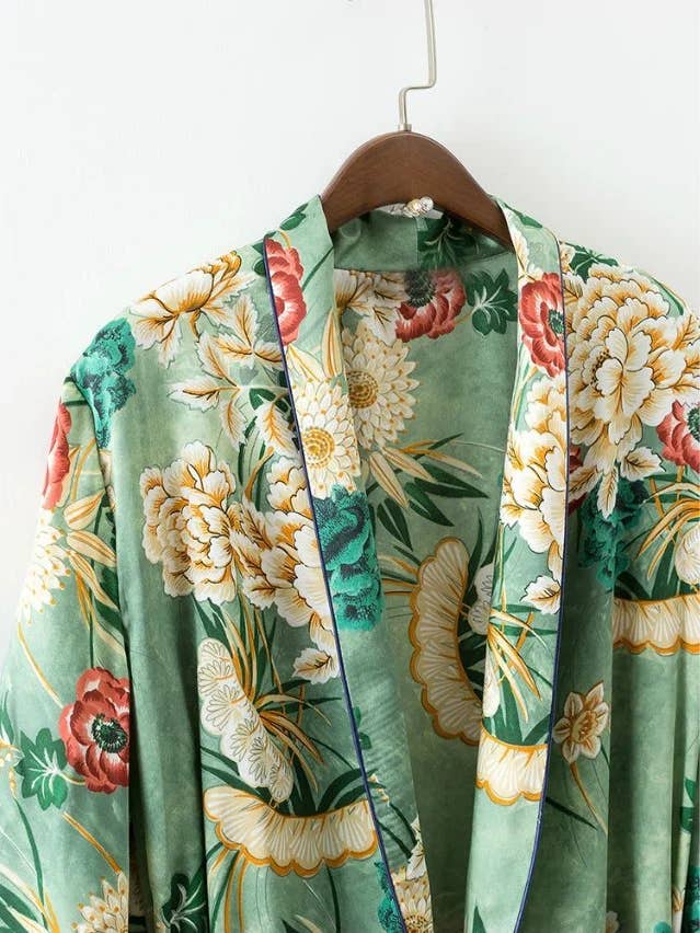 Vert Kimono long à imprimé floral rétro avec ceinture en vente sur Faire2