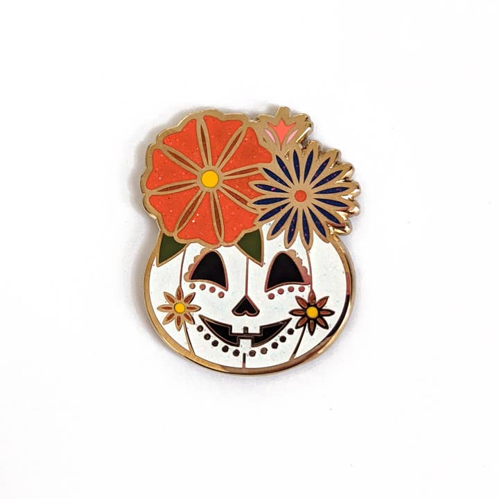 Épinglette en émail dur à motif floral pour la vente par Amber Leaders Designs