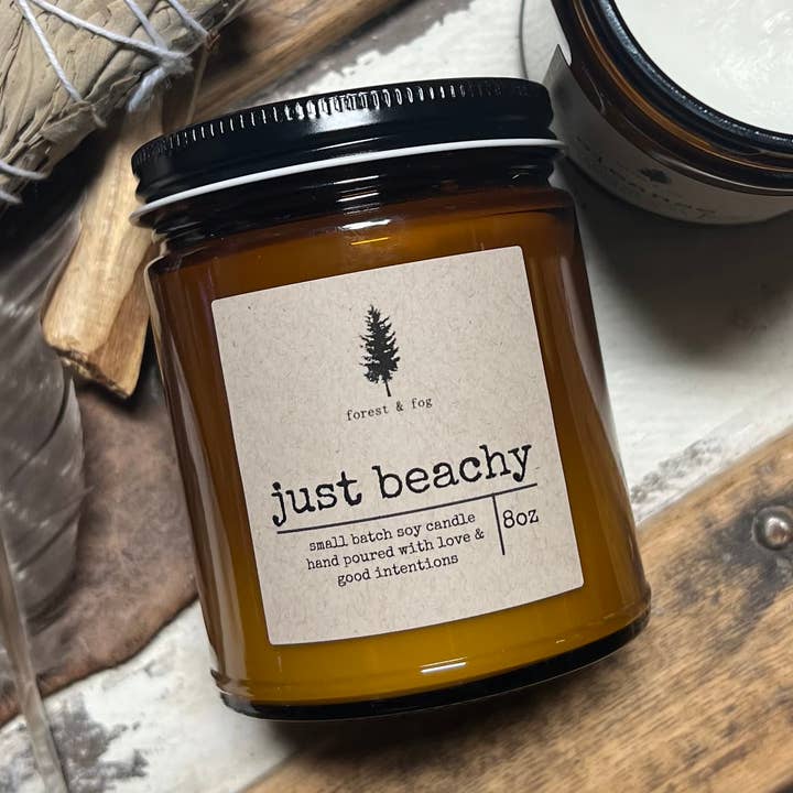 Candela di soia in piccoli lotti versata a mano da 8 once - Just Beachy per la vendita all'ingrosso da parte di forest & fog