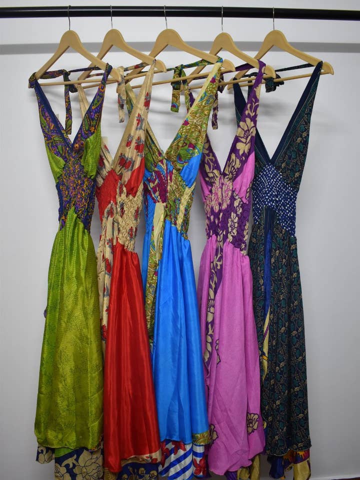 Wevez - Vendita all'ingrosso Vestito - Donna - Maxi abito da donna floreale senza maniche con scollo a V e volant1